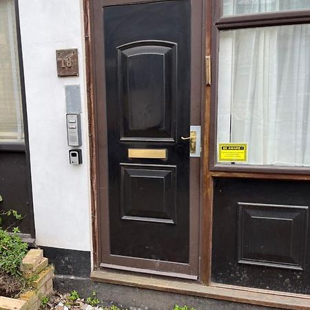 Studio Flat In The Heart Of Golders Green Лондон Экстерьер фото